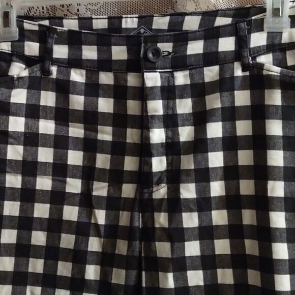 St. John's Bay, size 16, Black/White Checked Capri, excellent condition - Picture 2 of 8